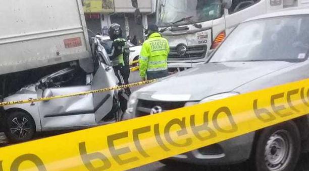 El vehículo quedó aplastado entre los dos camiones, en la Loma de Puengasí. Foto: Armando Lara para ÚN