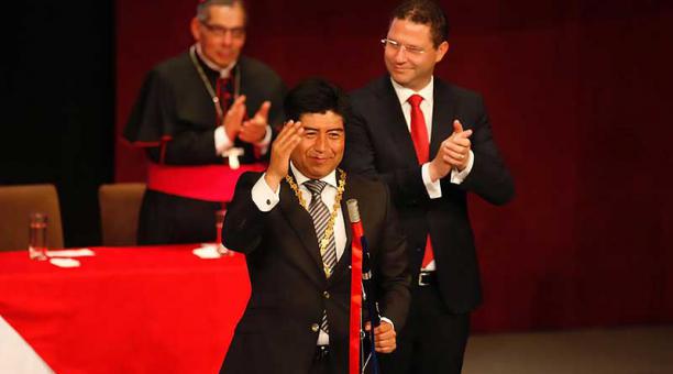 Mauricio Rodas entregó el bastón de mando  a Jorge Yunda. Foto: Patricio Terán / ÚN
