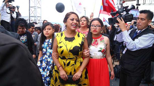 Paola Pabón lució feliz a su llegada al acto de posesión como Prefecta de Pichincha. Foto: Diego Pallero / ÚN