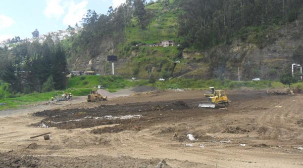 Los obreros que trabajan en el sector de El Trébol indicaron que la obra se extenderá por un mes más. Foto: Andrea Rodríguez / ÚN