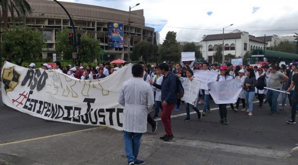 En todo el país hubo protestas de internos rotativos por la reducción del estipendio. Foto: archivo / ÚN