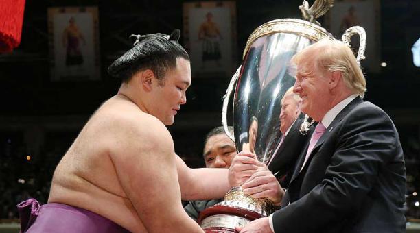 En su visita a Japón, Donald Trump entregó la llamada “Copa del Presidente”, pero ya rebautizada como la “Copa Trump”. Foto: EFE