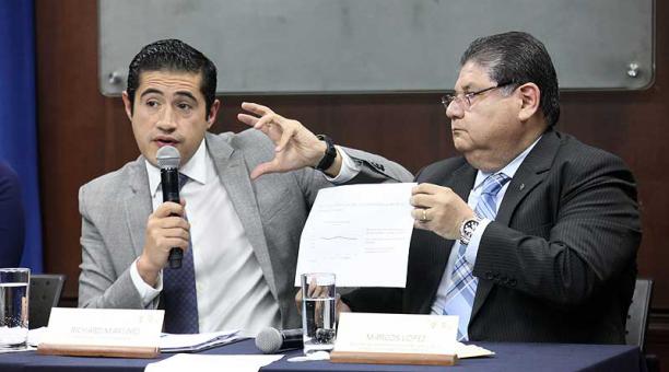 El ministro de Economía, Richard Martínez y Marcos López, de la Junta Monetaria, durante una rueda de prensa el 27 de mayo del 2019. Foto: Julio Estrella / ÚN