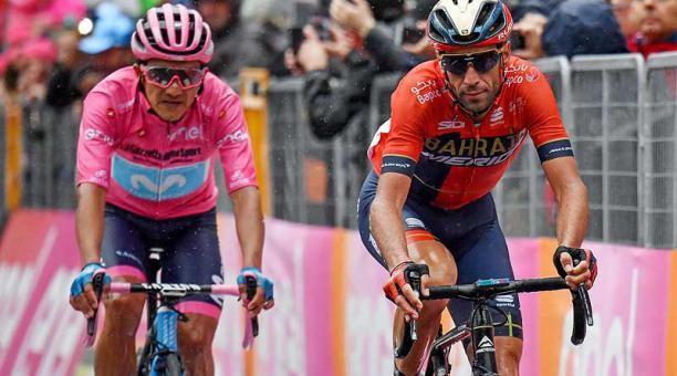 El italiano Vincenzo Nibali (derecha) en la etapa 16 perseguido por el ciclista ecuatoriano Richard Carapaz. Foto: EFE