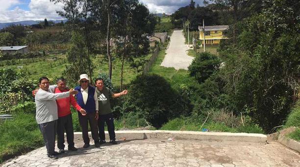 Vecinos del barrio Peluche muestran dónde necesitan que esté el puente. Foto: Betty Beltrán / ÚN
