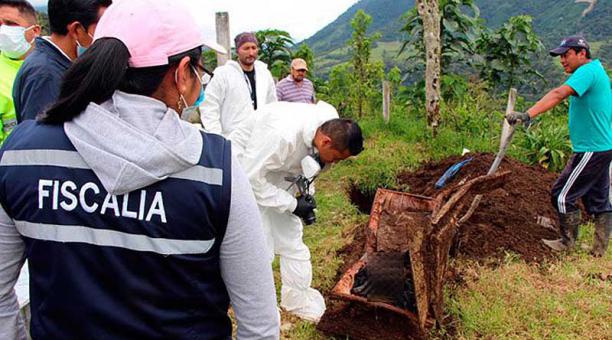El cadáver fue exhumado del cementerio  de Baeza, en la provincia del Napo. Foto: Twitter Fiscalía General