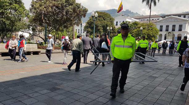 Las vallas de la plaza fueron retiradas por miembros de la Policía Nacional. Foto: Evelyn Jácome / ÚN