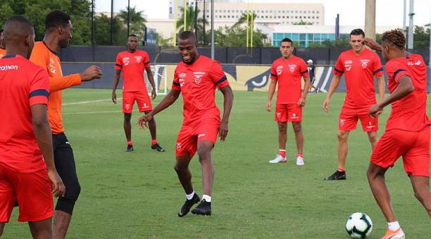 Jugadores de la Tricolor durante el primer entrenamiento previo al partido amistoso ante México, el domingo 9 de junio. Foto: Twitter FEF