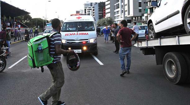 El lío se armó entre repartidores de productos y transeúntes, en el norte de Quito. Foto: Eduardo Terán / ÚN