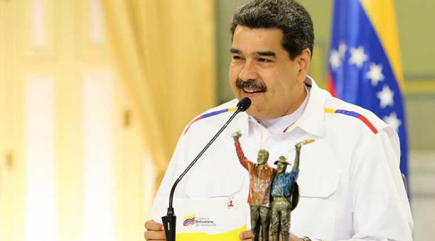 El autor del libro 'El dictador y sus demonios', David Placer, afirma que Nicolás Maduro es "un devoto santero seguidor de Sai Baba". Foto: AFP