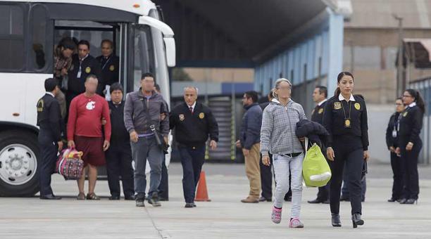 El 6 de junio del 2019, un grupo de ciudadanos venezolanos fueron conducidos a un avión militar para ser deportados a su país. Foto: EFE / Presidencia de Perú