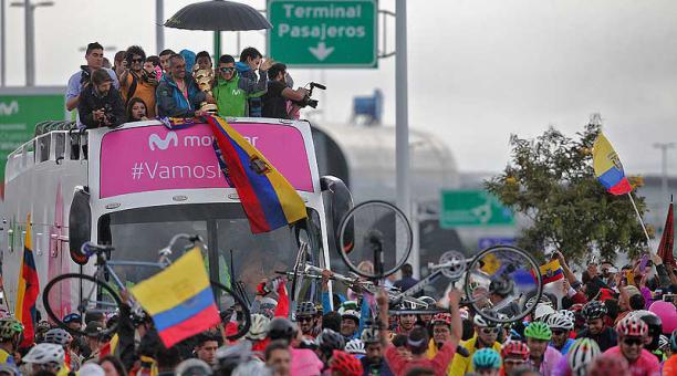El traslado del campeón del Giro de Italia, Richard Carapaz, desde el aeropuerto hasta Quito. Foto: Julio Estrella / ÚN
