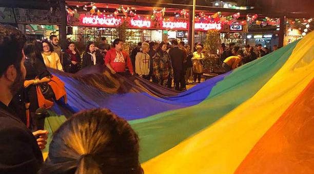 Una bandera del arcoíris fue desplegada anoche (12 de junio del 2019) en la Plaza Foch para celebrar la decisión de la Corte Constitucional. Foto: Valentín Díaz / ÚN