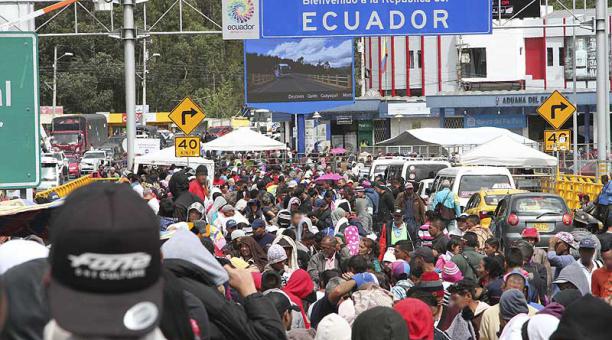 Al puesto fronterizo entre Ecuador y Colombia llegaron miles de migrantes venezolanos que buscaban llegar a Perú antes que entre en vigencia el pedido de visa y pasaporte. Foto: Álvaro Pineda para ÚN
