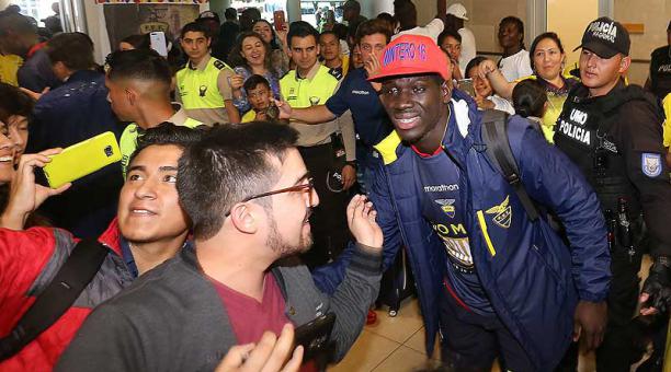 Sergio Quintero se tomó fotos con los hinchas a su llegada al aeropuerto de Tababela. Foto: Vicente Costales / ÚN