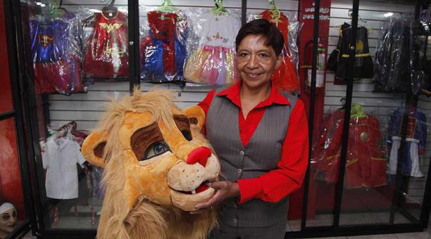Mónica Guaillaguaman estudió costura en su adolescencia. En el 2000 decidió abrir su negocio. Foto: Galo Paguay / ÚN
