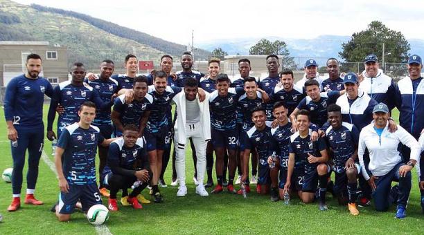 El jugador Jose Cifuente (de blanco) en la visita de ayer, 18 de junio del 2019, a la Católica. Foto: Twitter Universidad Católica