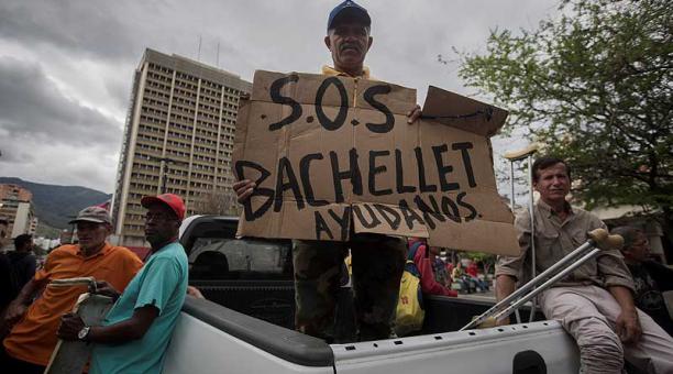 Trabajadores petroleros exigen la presencia de la Alta Comisionada de las Naciones Unidas para los Derechos Humanos y expresidenta chilena, Michelle Bachelet. Foto: EFE