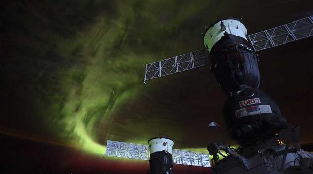 La fotografía muestra dos naves rusas atracadas en la Estación Espacial que le dan una perspectiva peculiar a las luces de abajo. Foto: AFP / NASA