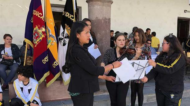 La profesora Verónica Sandoval se presentó en el patio de la institución con su violín. Foto: Ana Guerrero / ÚN