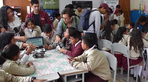 Los universitarios capacitaron a los escolares de la U.E. Pedro Luis Calero y así se crearon los robots. Foto: cortesía UDLA