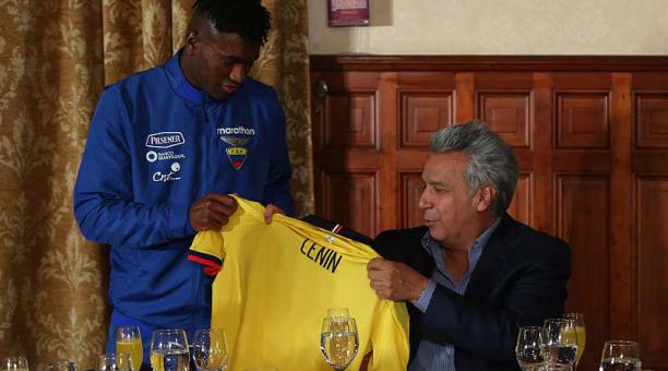 El jugador José Cifuentes entregó una camiseta de la Tri al presidente Lenín Moreno. Foto: Vicente Costales / ÚN