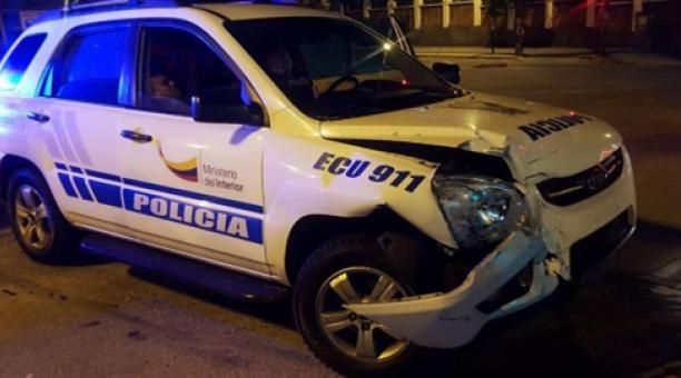 El carro policial resultó afectado en la parte frontal  derecha tras el accidente. Foto: Cortesía Policía Nacional