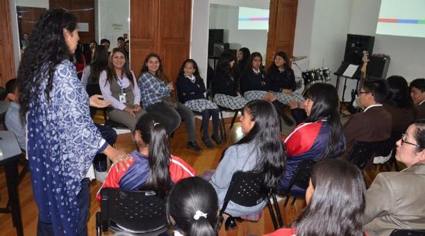 Adolescentes participan de un curso de inglés gratuito en la Casa Saber Pega Full. Foto: Cortesía