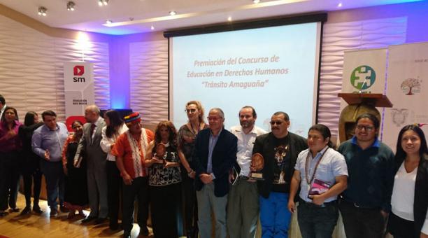 La Facso y comunicadores comunitarios de la Confeniae recibieron el premio Tránsito Amaguaña. Foto: Twitter @ucefacso