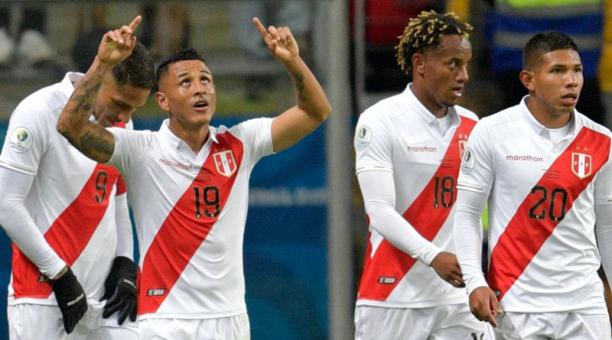 Los jugadores de Perú celebran junto a Yoshimar Yotún el segundo tanto de su selección frente a Chile, en el estadio del Arena do Gremio, en Porto Alegre. Foto: EFE
