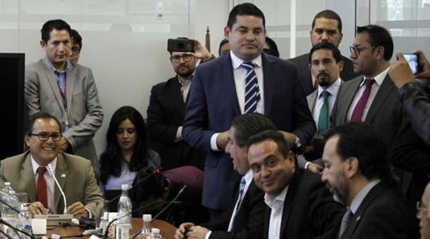 José Tuárez, presidente del Cpccs (de traje azul), durante una comparecencia en la Asamblea. Foto: Patricio Terán / ÚN