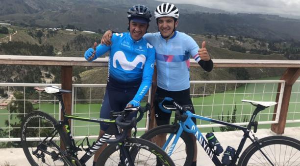 Omar Chamorro junto a Richard Carapaz en una jornada de entrenamiento. Foto: Tomada del Twitter de Omar Chamorro
