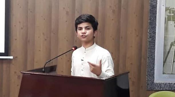 Hammad Safi ofrece una charla a un grupo de estudiantes en su residencia en Islamabad (Pakistán). Foto: Facebook Hammad Safi