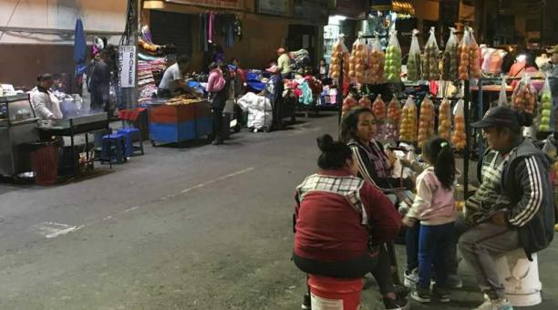 Comercio informal en la intersección de las calles Alfareros y Lizardo Ruiz, en Cotocollao. Foto: Edwing Encalada / ÚN