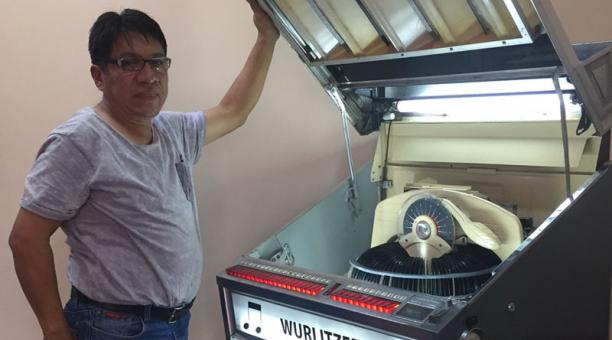 Luis Sumba vive en Cuenca. Es feliz reparando a las máquinas de discos. Foto: Betty Beltrán