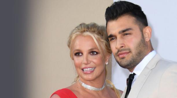 Britney Spears junto a su novio Sam Asghira. Foto: AFP