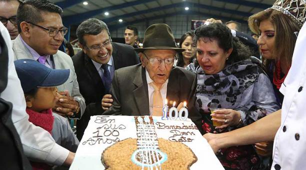 Nicolás Fiallos apagó las velitas al celebrar su centenario de vida. Foto: cortesía Presidencia del Ecuador / EFE