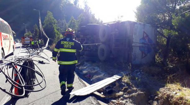 El camión se volteó y afectó el tendido eléctrico, en Perla Quiteña. Foto: cortesía Cuerpo de Bomberos de Quito