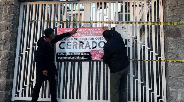 Manifestantes hicieron el cierre simbólico del gimnasio denunciado. Foto: Yadira Trujillo / ÚN