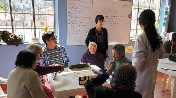 Jóvenes universitarios visitan a los abuelitos para documentar sus memorias. Fotos: Ana Guerrero / ÚN