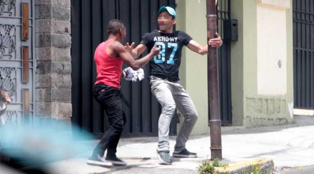 Los pelearingos se retaron en la calle Alejandro Ponce, en el sector de Carcelén. Foto: Eduardo terán / ÚN