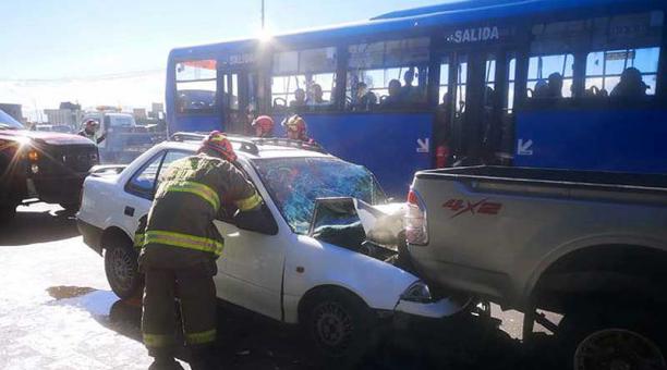 El auto quedó debajo de la camioneta, que también chocó. Foto: Twitter Bomberos Quito