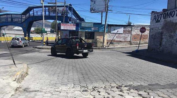Los adoquines de la calle De las Fucsias están en mal estado. Foto: Diego Bravo / ÚN