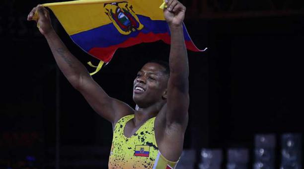 Andrés Montaño celebra su triunfo ante el colombiano Ditcher Toro. Foto: Twitter Comité Olímpico Ecuador