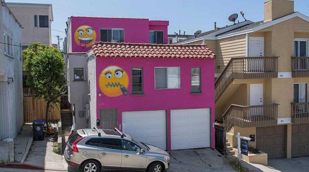 La fachada de la casa molesta a muchos vecinos, sobre todo a aquellos que se sienten directamente atacados por los emojis. Foto: AFP