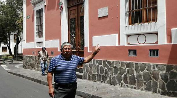 Miguel Taipe señala la casa donde vivió la familia de Sebastián de Benalcázar. Fotos: Ana María Carvajal / ÙN