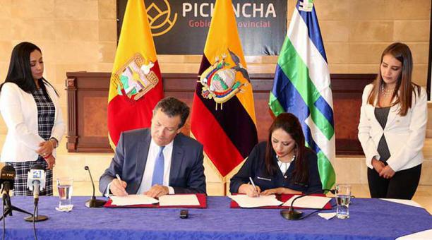 Bernardo Requena y Paola Pabón suscribieron el convenio para el crédito. Foto: Twitter Prefectura de Pichincha