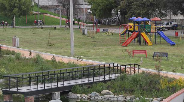 El nuevo parque del barrio Nueva Aurora, en el sur de Quito, cuenta con una laguna y juegos infantiles. Foto: Eduardo Terán / ÚN