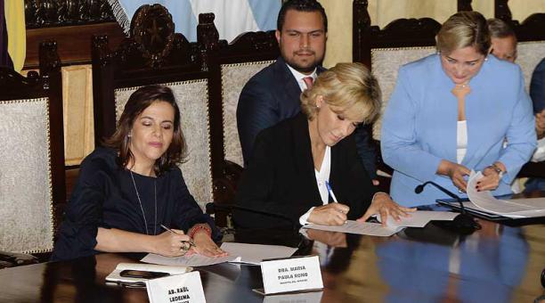 María Paula Romo durante la firma del convenio con la alcaldesa de Cynthia Viteri. Foto: Mario Faustos / ÚN