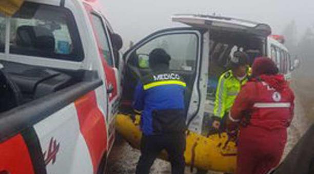 Paramédicos del Cuerpo de Bomberos de Loja y personal del ECU 911 atendieron al devoto que tenía hipotermia. Foto: Twitter Diego Pozo